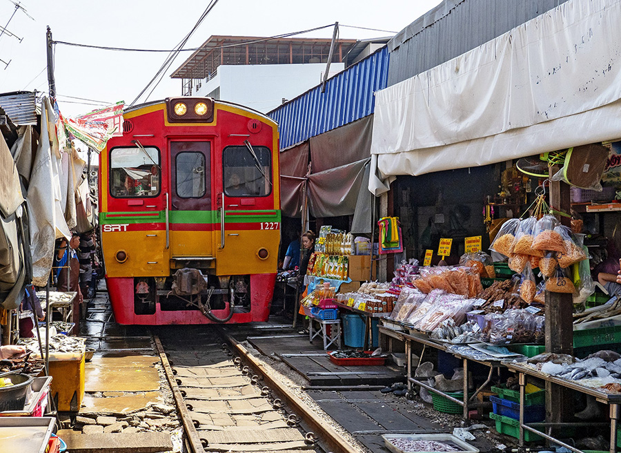 Maeklong targ na torach kolejowych w Tajlandii