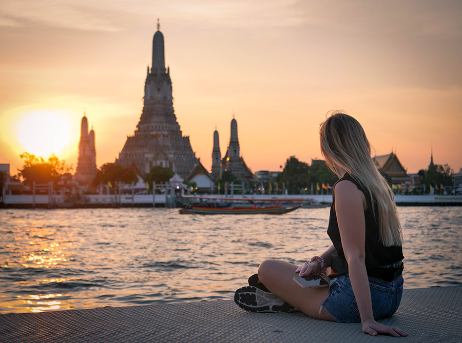 Wat Arun świątynia buddyjska w Bangkoku, widziana z drugiej strony rzeki
atrakcje i ciekawe miejsca w Bangkoku