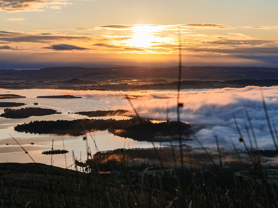 Beinn Dubh góry w Szkocji wschód słońca nad Loch Lomond