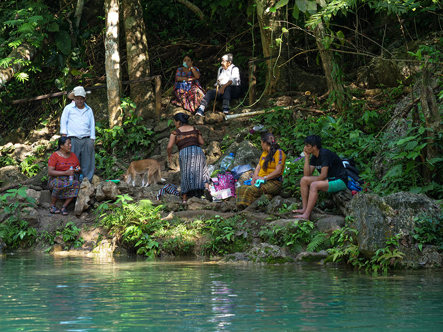 Semuc Champey - wodospady ukryte w górach w Gwatemali