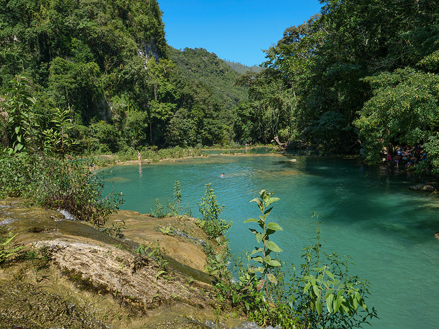 Semuc Champey - wodospady ukryte w górach w Gwatemali